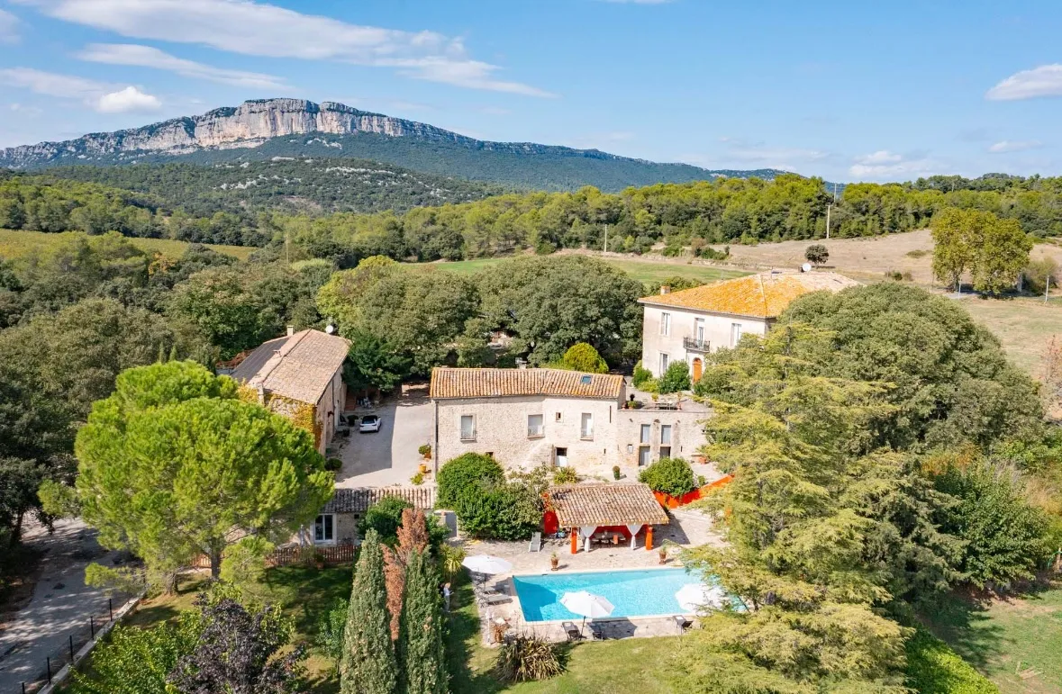 Garrigue languedocienne au pied du Pic Saint-Loup